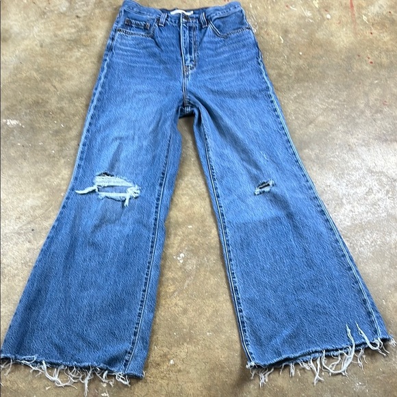 Levi’ High Loose Flare Jeans
Size: 27 - Picture 1 of 9